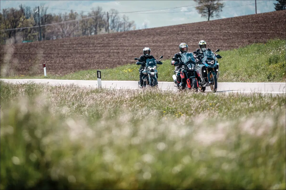 Moto Guzzi V85TT, KTM 790 Adventure e BMW F850GS ADV: comparativa maxienduro 2019 (6)