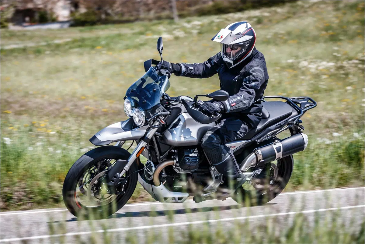 Moto Guzzi V85TT, KTM 790 Adventure e BMW F850GS ADV: comparativa maxienduro 2019 (11)