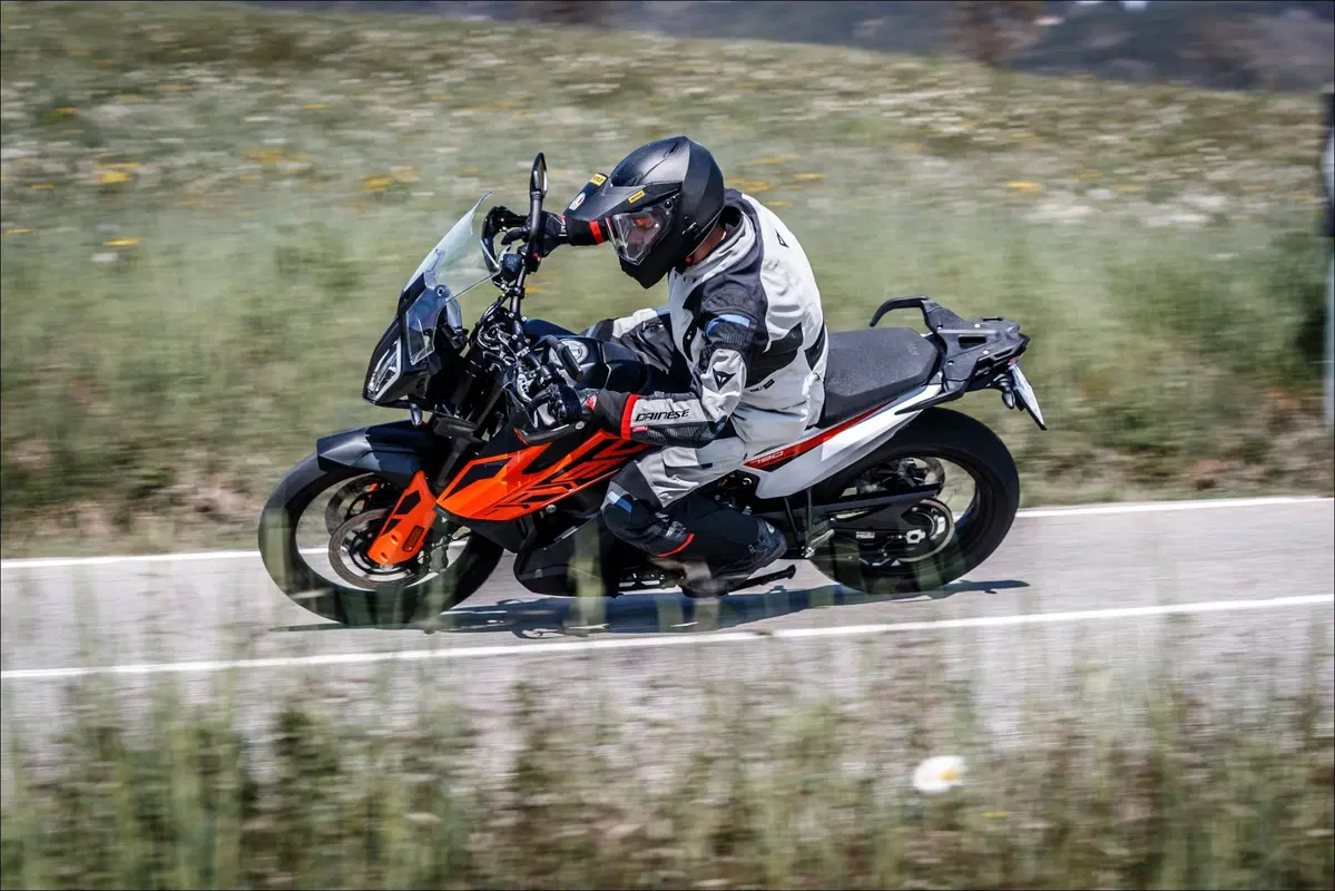 Moto Guzzi V85TT, KTM 790 Adventure e BMW F850GS ADV: comparativa maxienduro 2019 (7)