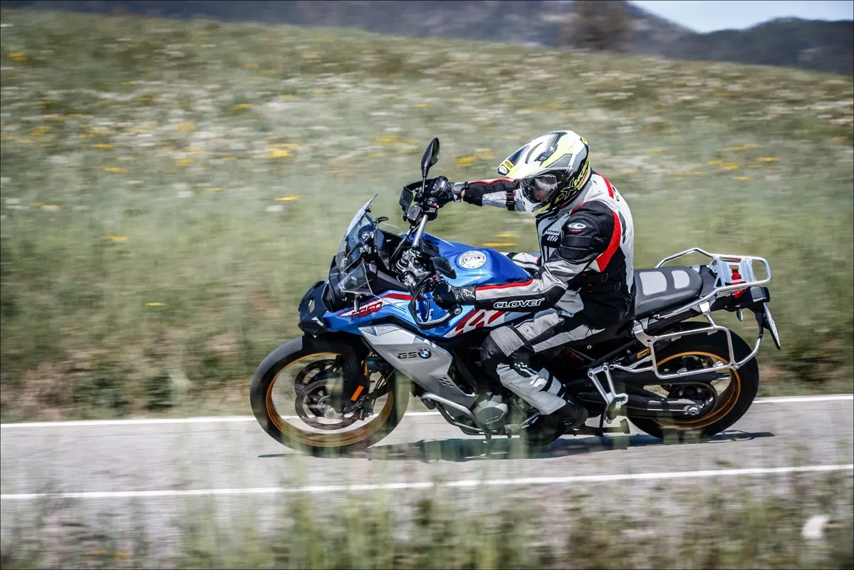 Moto Guzzi V85TT, KTM 790 Adventure e BMW F850GS ADV: comparativa maxienduro 2019 (8)