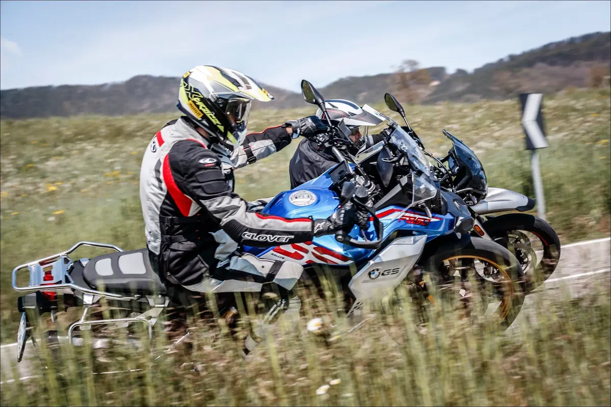 Moto Guzzi V85TT, KTM 790 Adventure e BMW F850GS ADV: comparativa maxienduro 2019 (12)