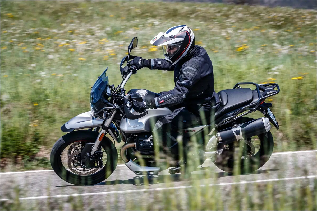 Moto Guzzi V85TT, KTM 790 Adventure e BMW F850GS ADV: comparativa maxienduro 2019 (9)
