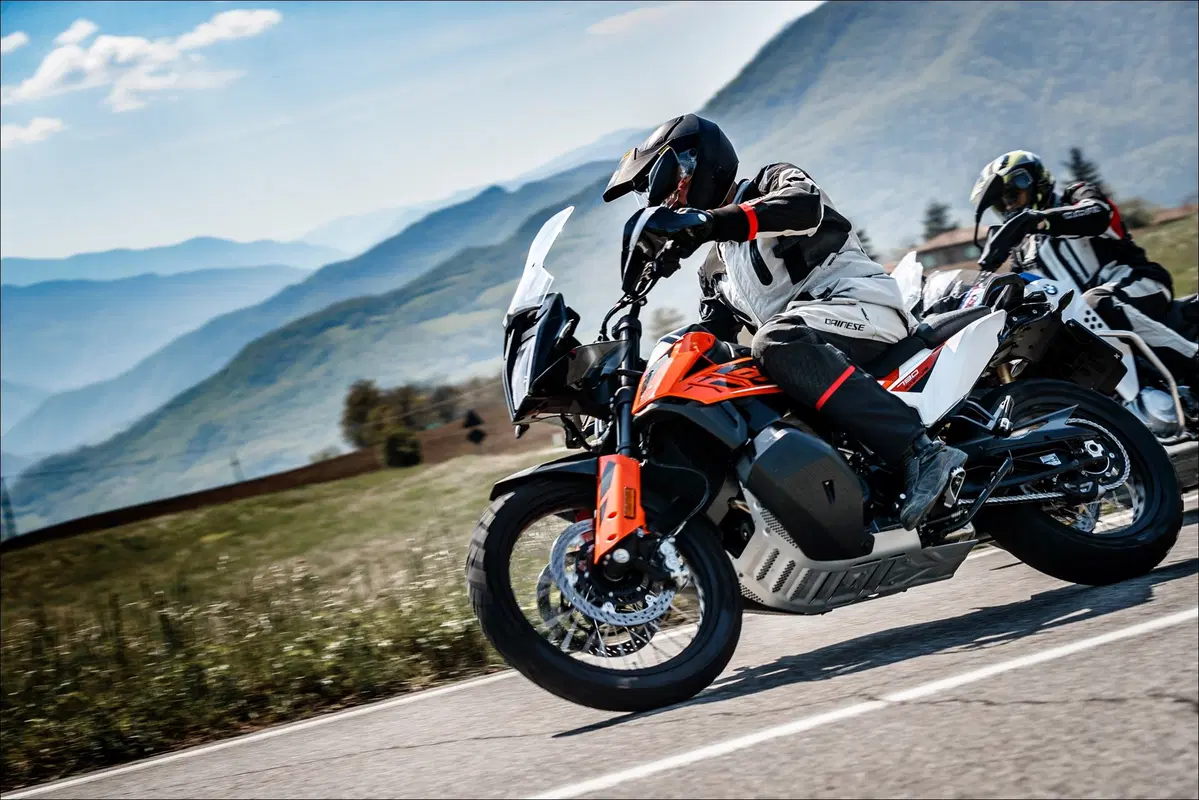 Moto Guzzi V85TT, KTM 790 Adventure e BMW F850GS ADV: comparativa maxienduro 2019 (10)