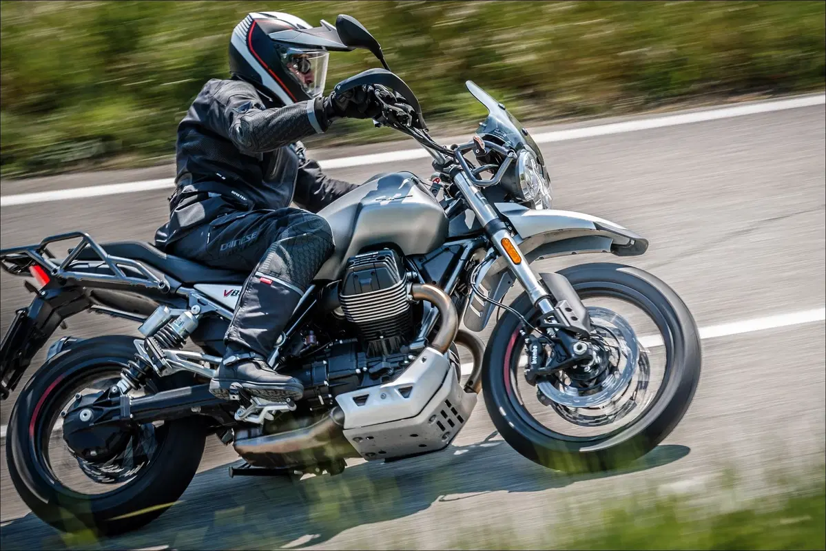 Moto Guzzi V85TT, KTM 790 Adventure e BMW F850GS ADV: comparativa maxienduro 2019 (13)