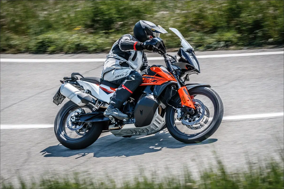 Moto Guzzi V85TT, KTM 790 Adventure e BMW F850GS ADV: comparativa maxienduro 2019 (14)