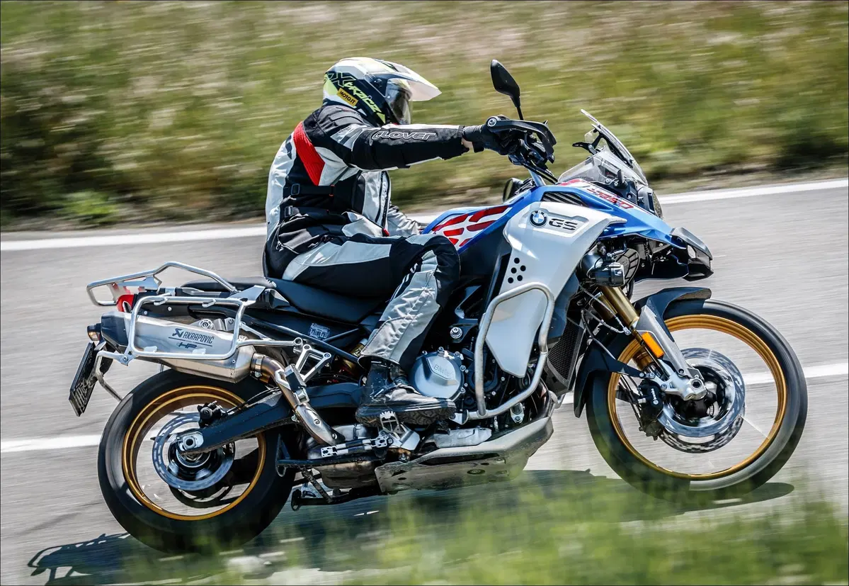 Moto Guzzi V85TT, KTM 790 Adventure e BMW F850GS ADV: comparativa maxienduro 2019 (15)