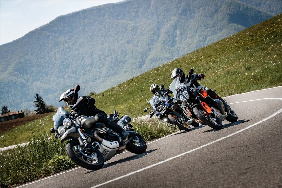 Moto Guzzi V85TT, KTM 790 Adventure e BMW F850GS ADV: comparativa maxienduro 2019 (4)