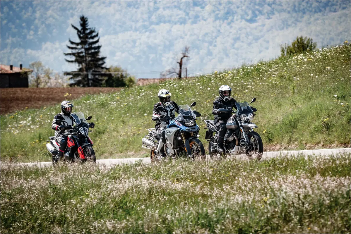 Moto Guzzi V85TT, KTM 790 Adventure e BMW F850GS ADV: comparativa maxienduro 2019 (2)