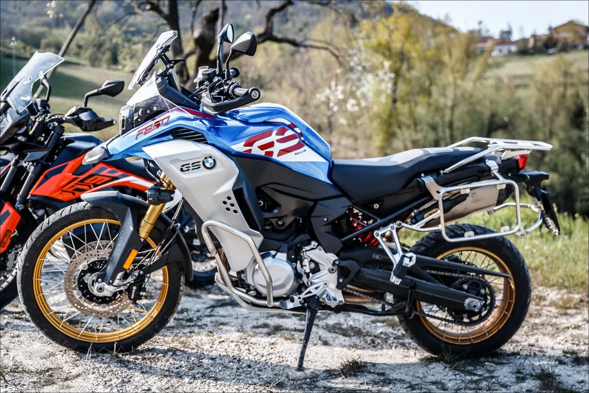 Moto Guzzi V85TT, KTM 790 Adventure e BMW F850GS ADV: comparativa maxienduro 2019 (18)