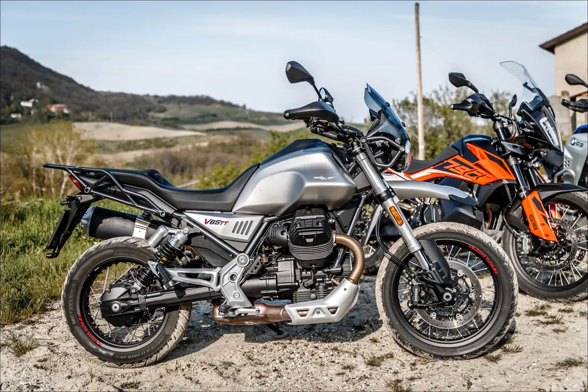 Moto Guzzi V85TT, KTM 790 Adventure e BMW F850GS ADV: comparativa maxienduro 2019 (17)