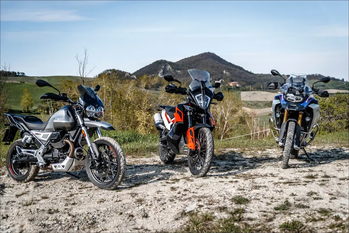 Moto Guzzi V85TT, KTM 790 Adventure e BMW F850GS ADV: comparativa maxienduro 2019 (19)