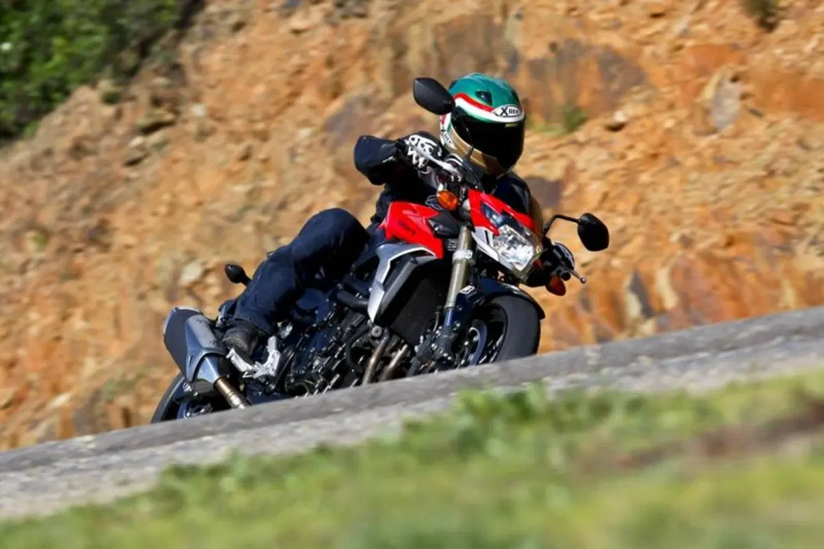 Suzuki GSR750   (2)