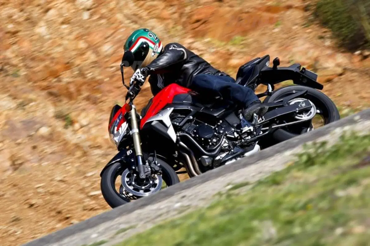 Suzuki GSR750   (4)