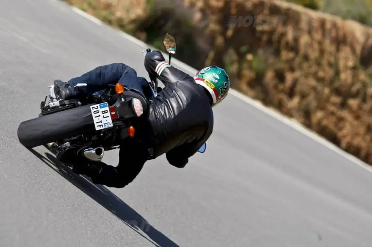 Suzuki GSR750   (5)