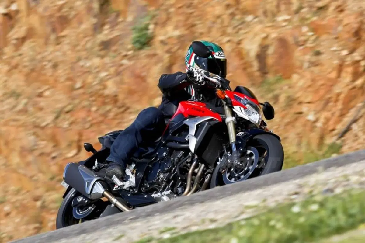 Suzuki GSR750   (6)