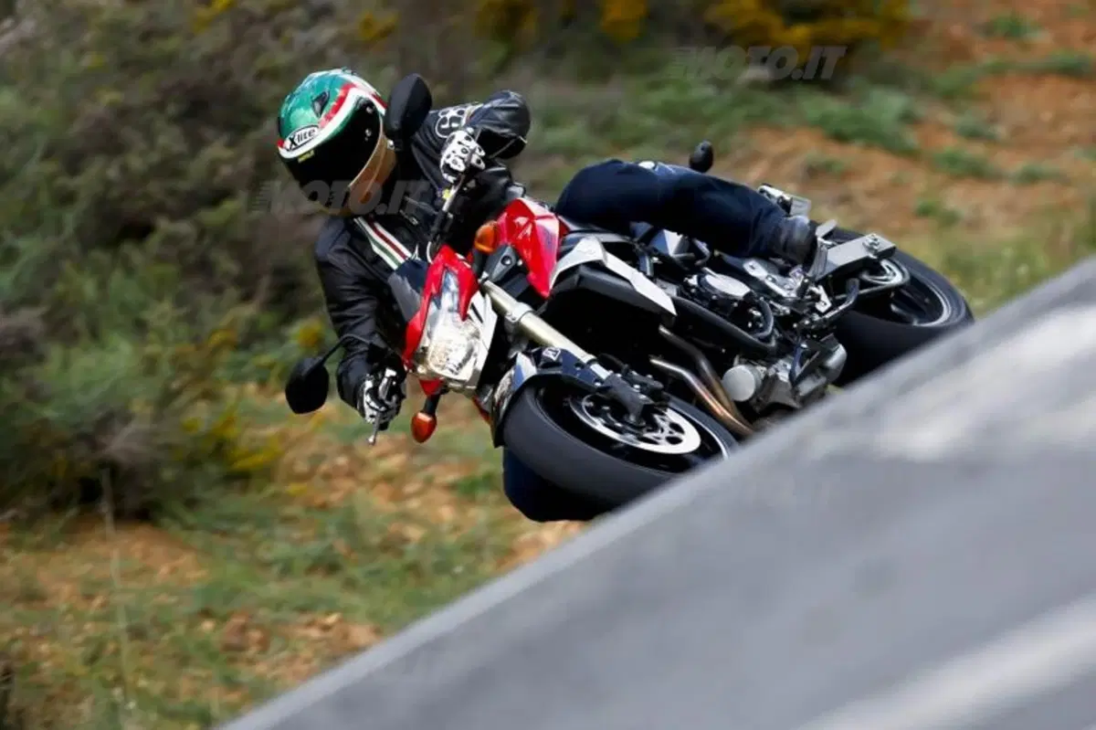 Suzuki GSR750   (7)