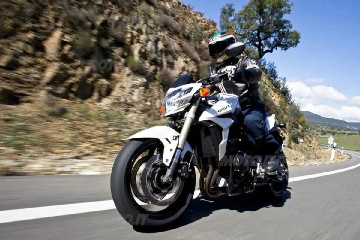 Suzuki GSR750   (8)