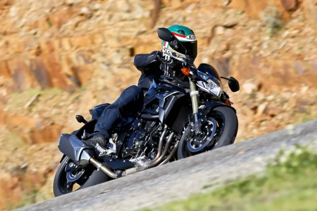 Suzuki GSR750   (9)