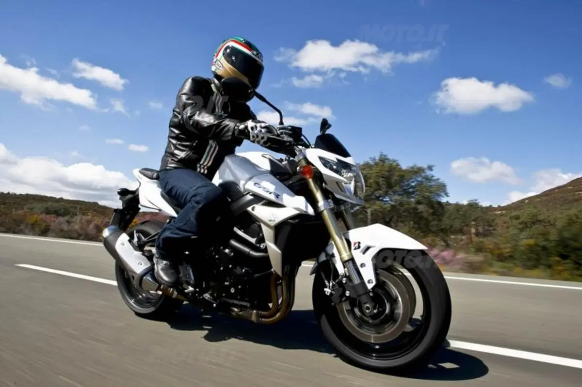 Suzuki GSR750   (10)