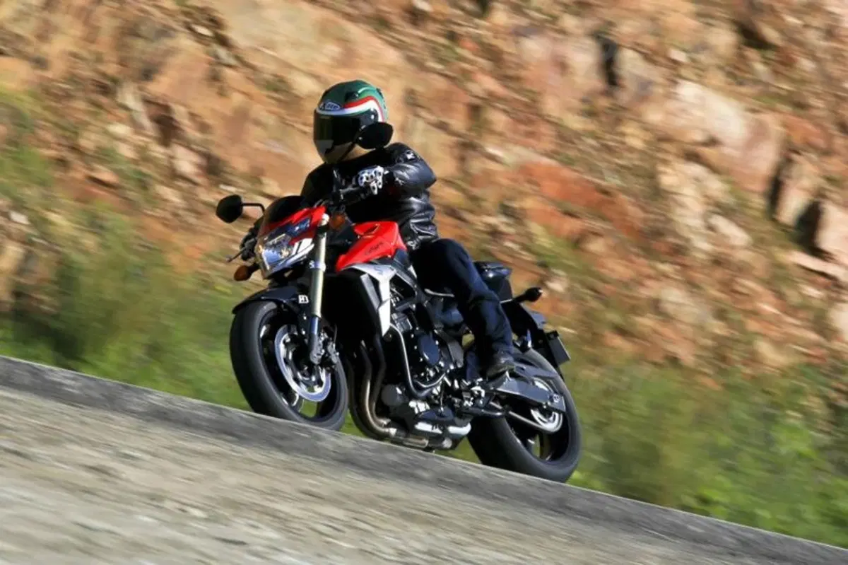 Suzuki GSR750   (11)