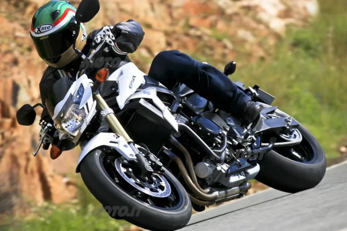 Suzuki GSR750   (12)