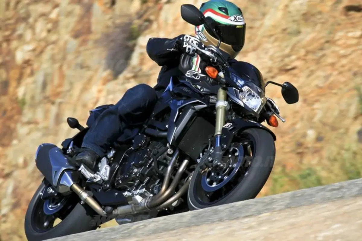 Suzuki GSR750   (13)