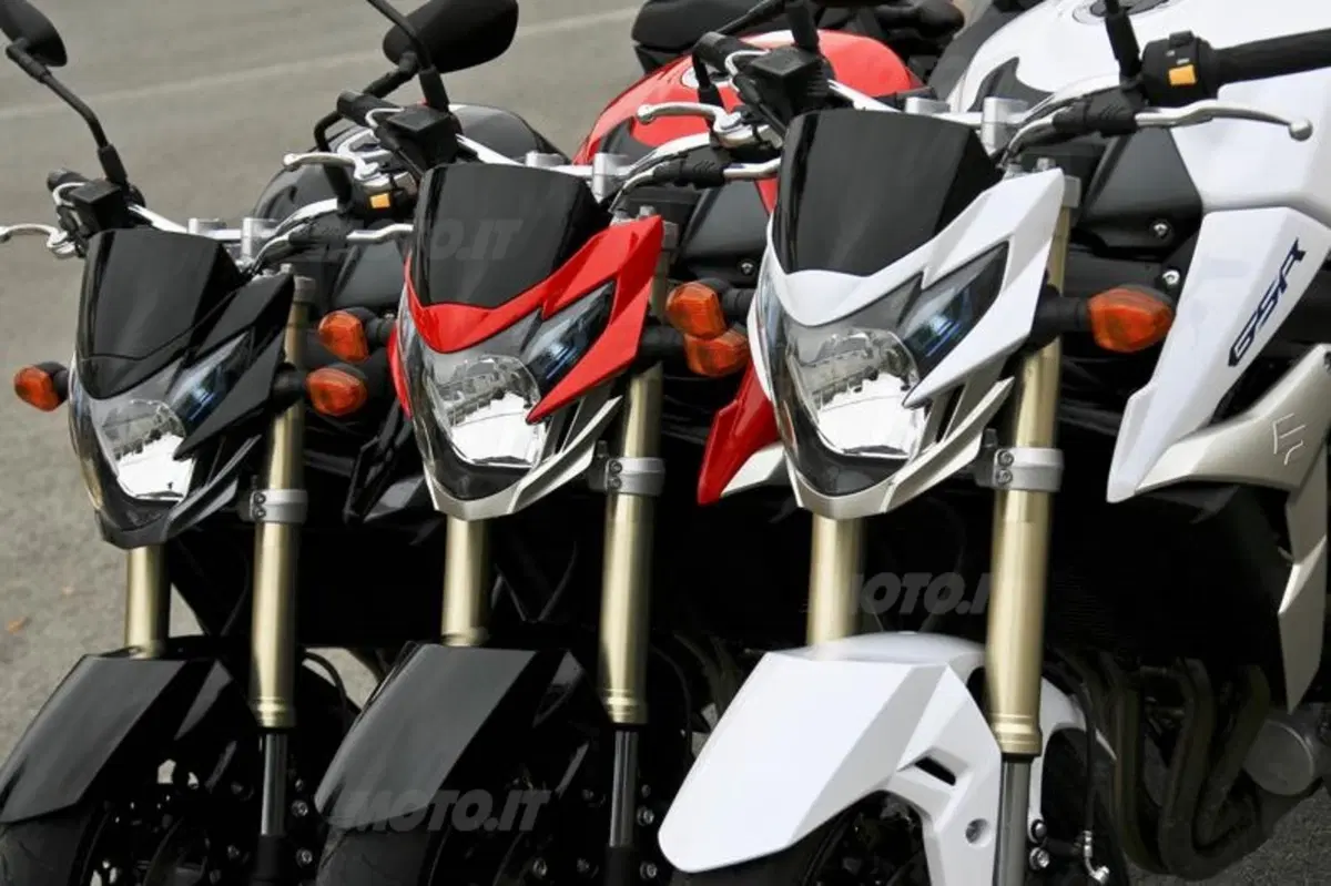 Suzuki GSR750   (15)