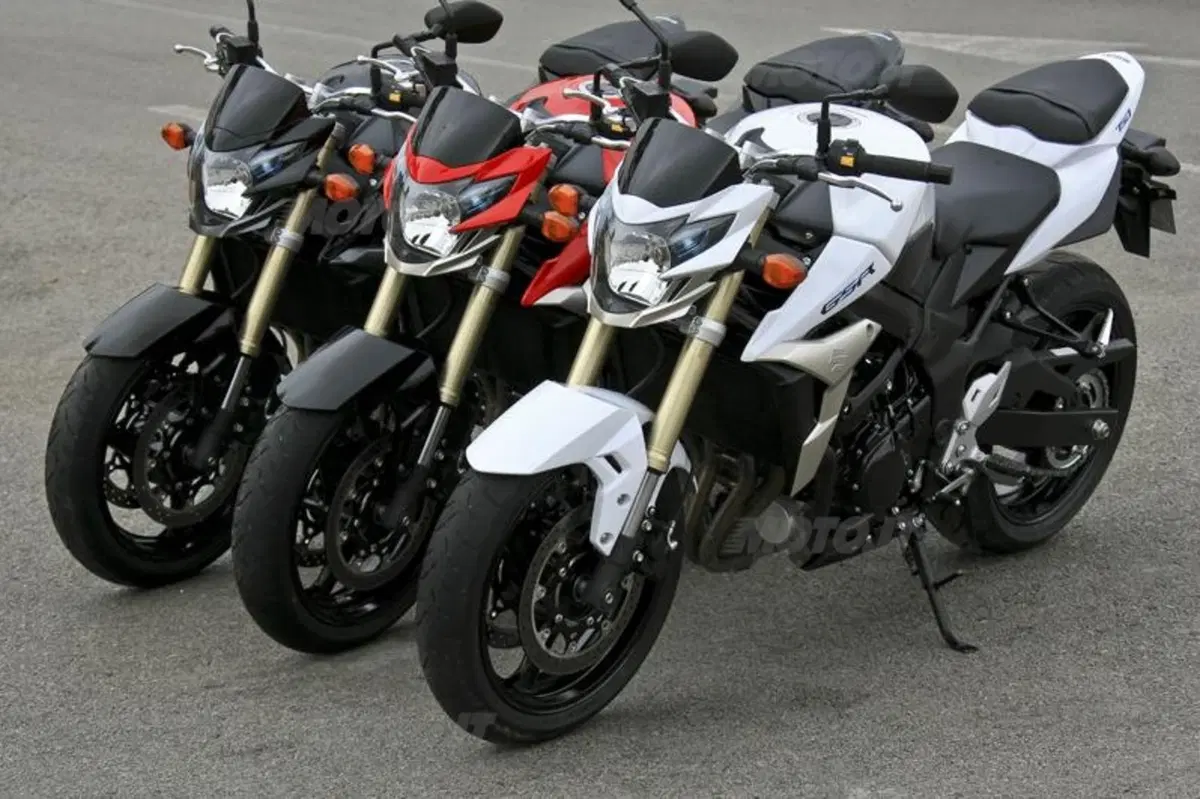 Suzuki GSR750   (16)