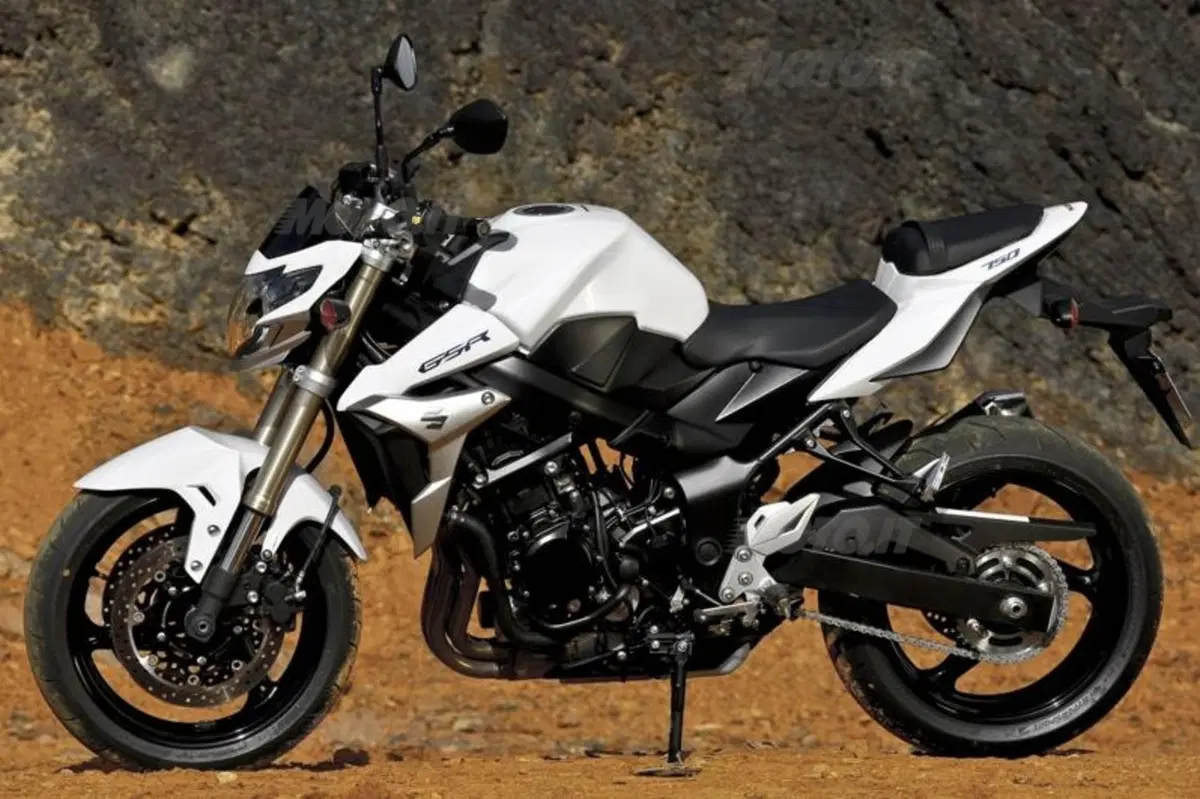Suzuki GSR750   (17)
