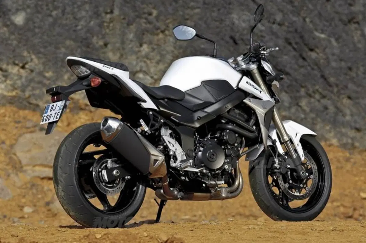 Suzuki GSR750   (18)