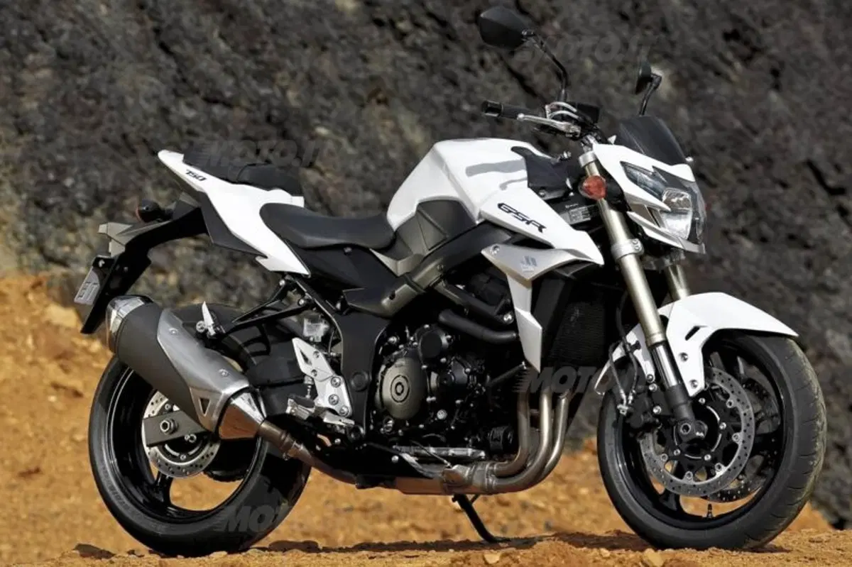 Suzuki GSR750   (19)