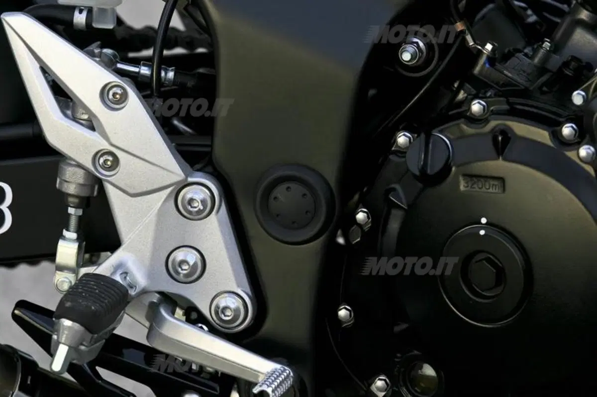 Suzuki GSR750   (20)