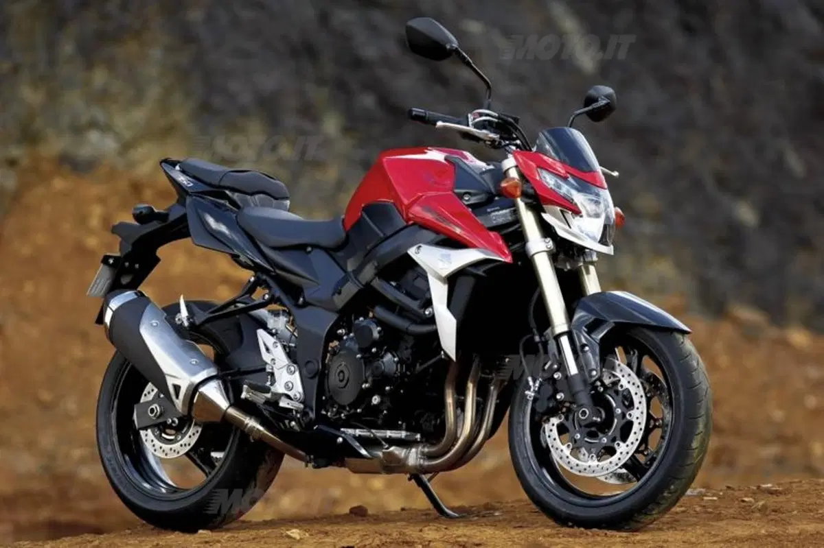 Suzuki GSR750   (21)