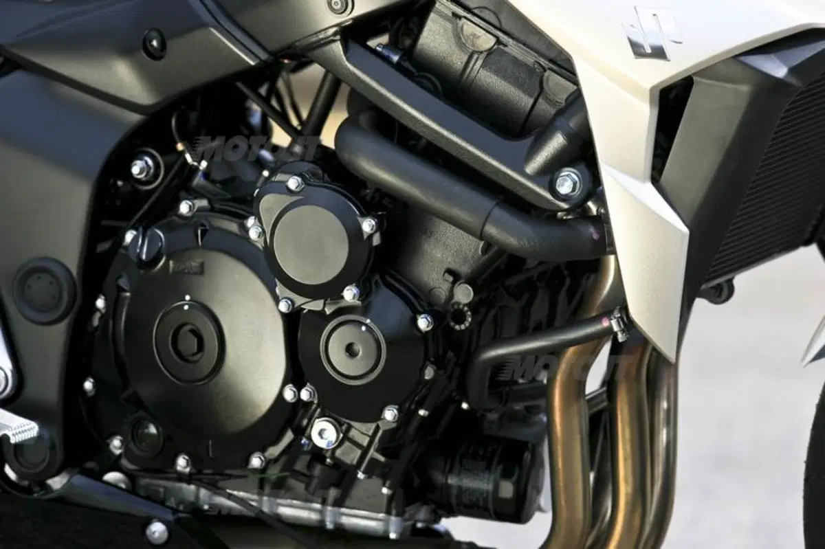 Suzuki GSR750   (22)