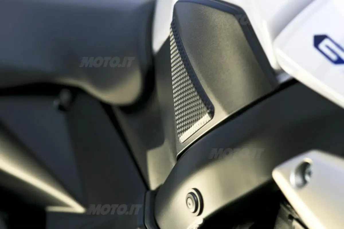 Suzuki GSR750   (23)