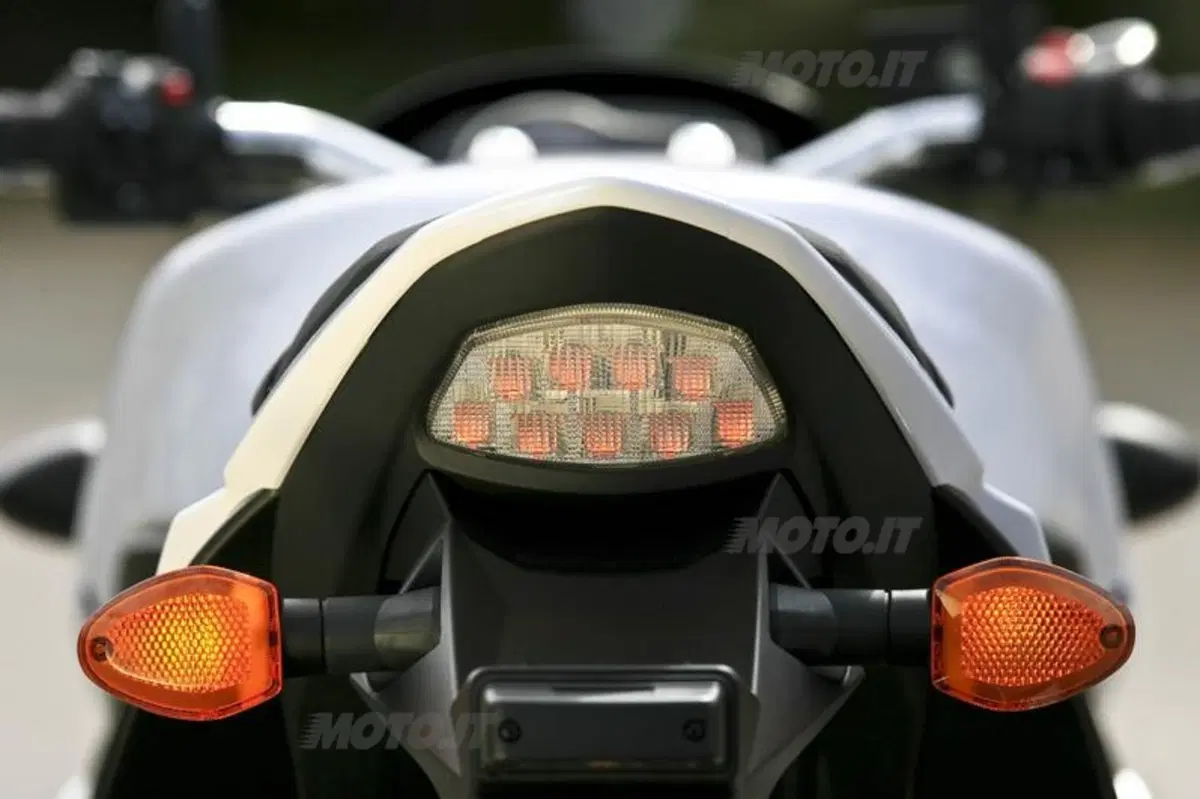 Suzuki GSR750   (24)