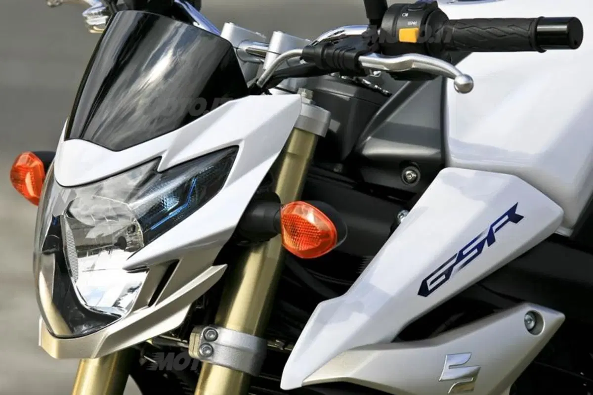 Suzuki GSR750   (25)