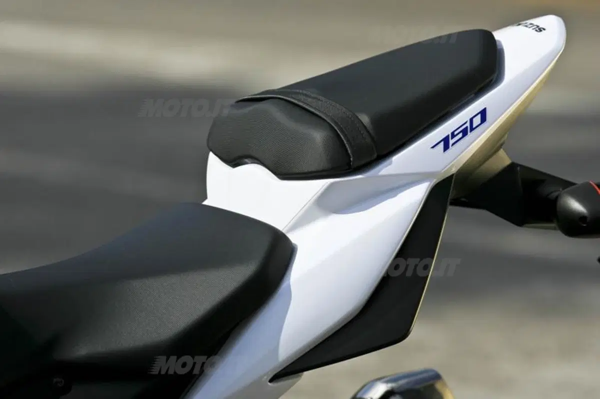 Suzuki GSR750   (26)