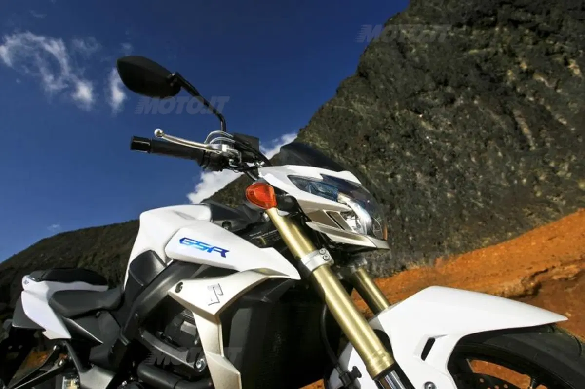 Suzuki GSR750   (28)