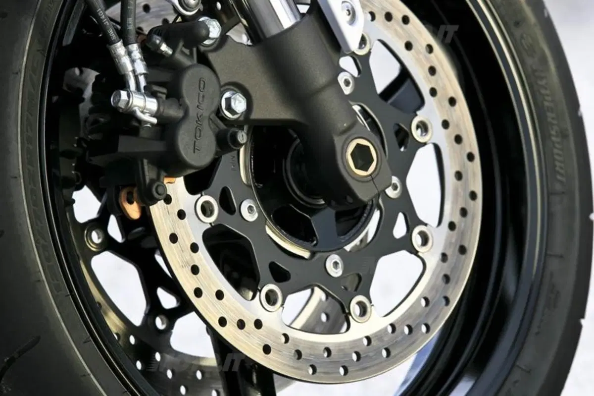 Suzuki GSR750   (29)