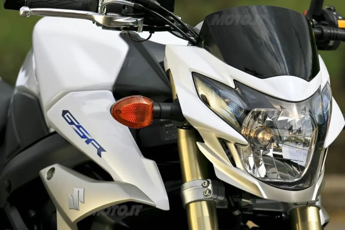 Suzuki GSR750   (30)