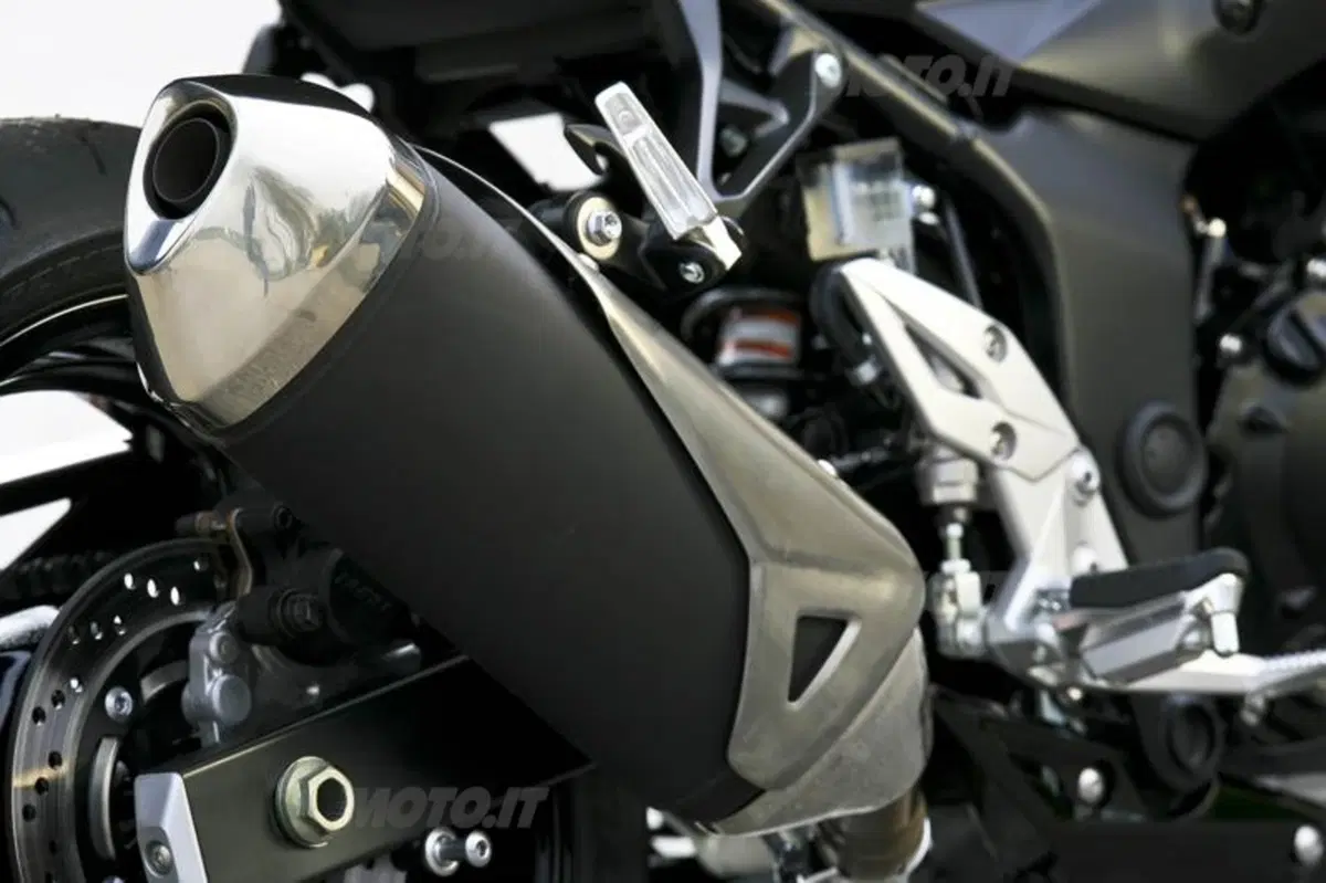Suzuki GSR750   (31)