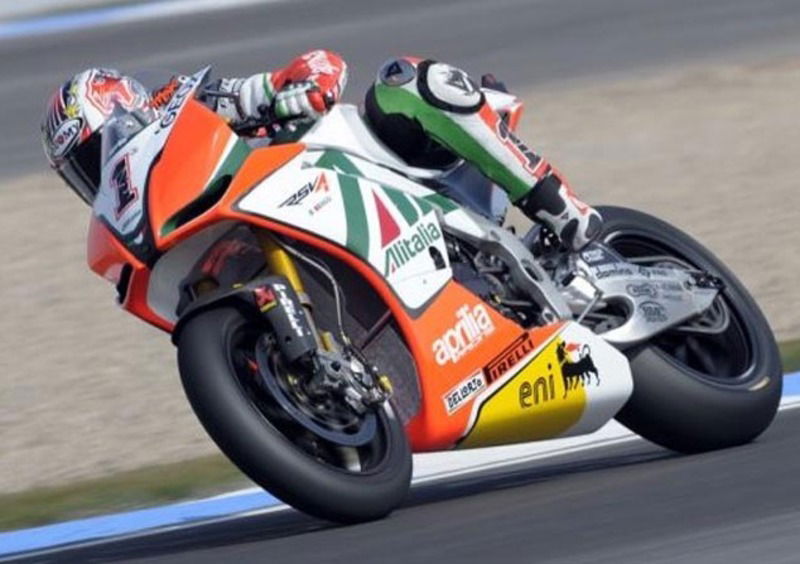 Superbike. Biaggi scivola due volte ma rimane al comando 