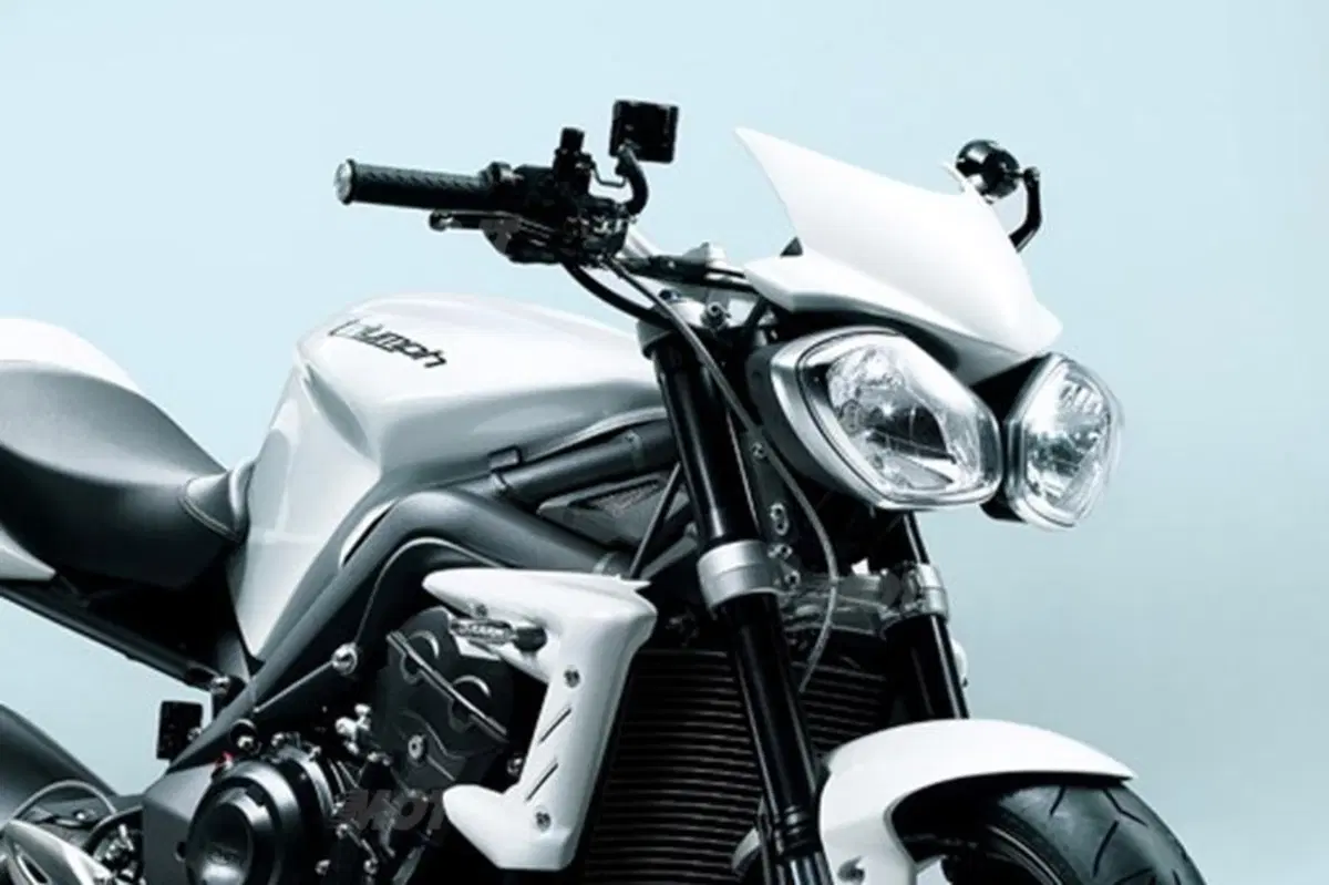 Triumph Street Triple 2012 standard e R. Le prime immagini (6)