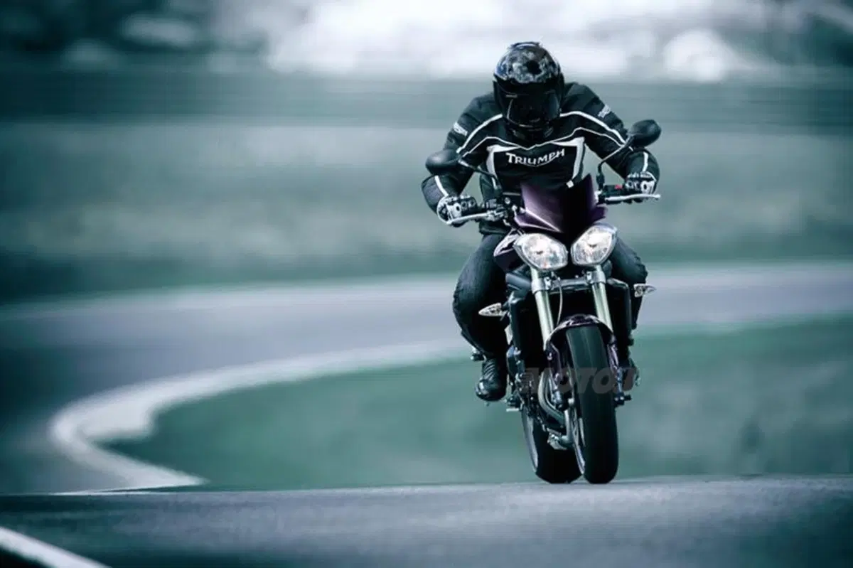 Triumph Street Triple 2012 standard e R. Le prime immagini (7)