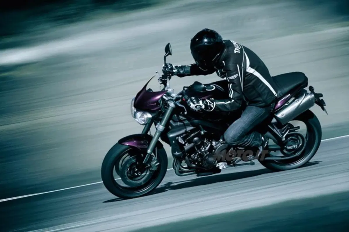 Triumph Street Triple 2012 standard e R. Le prime immagini (8)