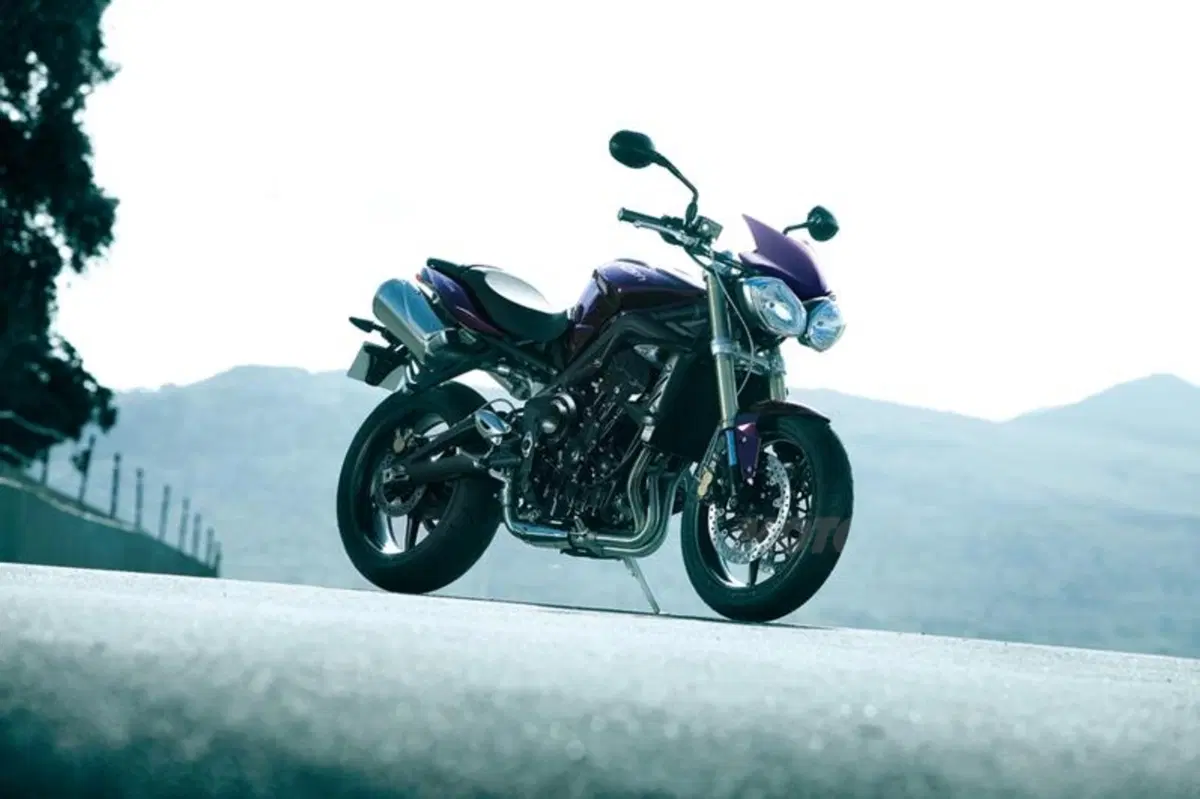 Triumph Street Triple 2012 standard e R. Le prime immagini (9)