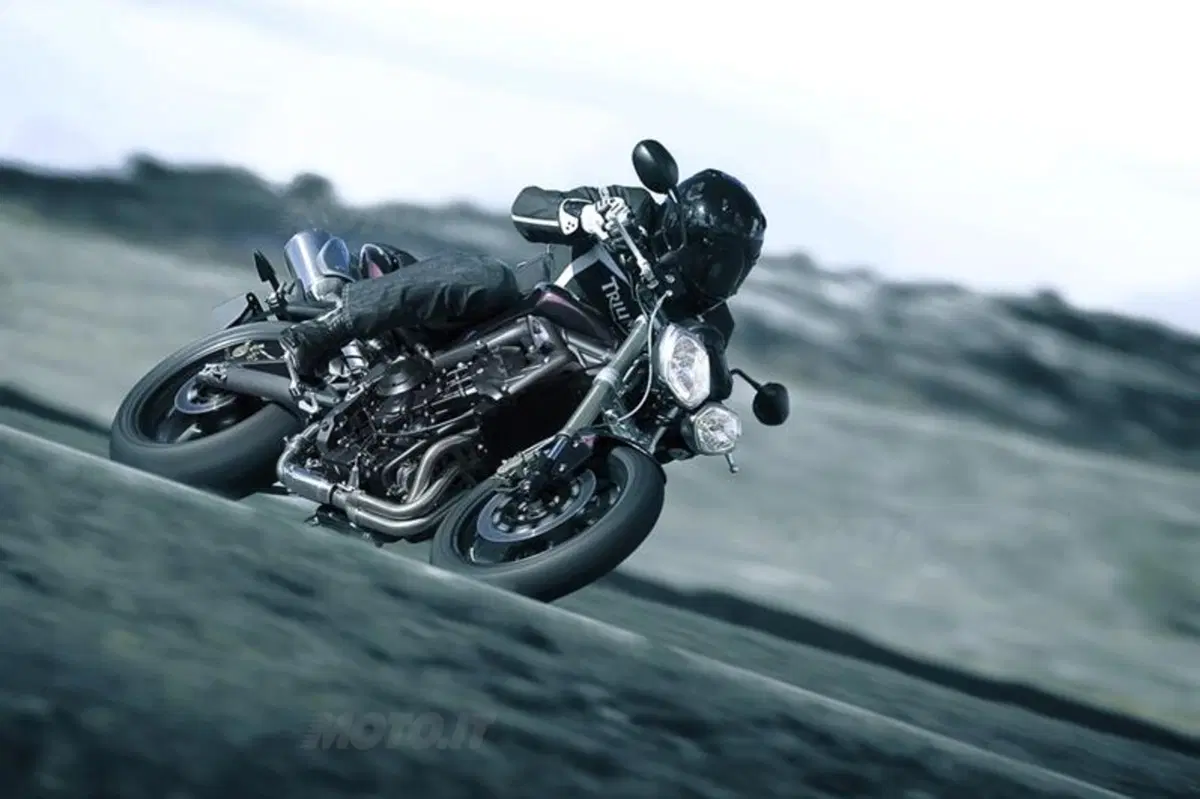 Triumph Street Triple 2012 standard e R. Le prime immagini (11)