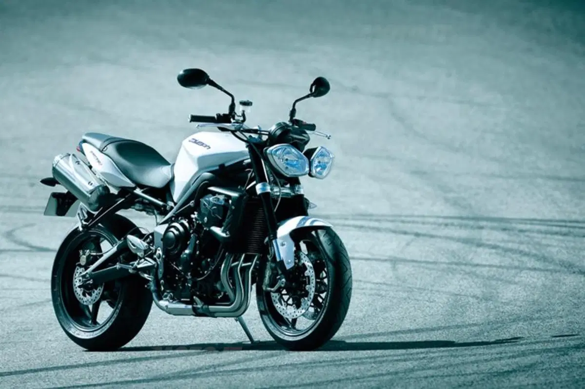 Triumph Street Triple 2012 standard e R. Le prime immagini (13)