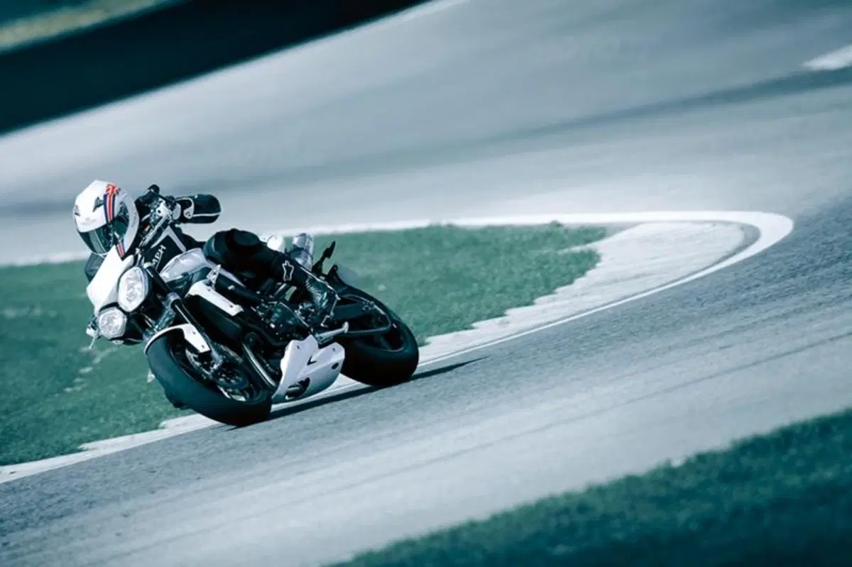 Triumph Street Triple 2012 standard e R. Le prime immagini (14)